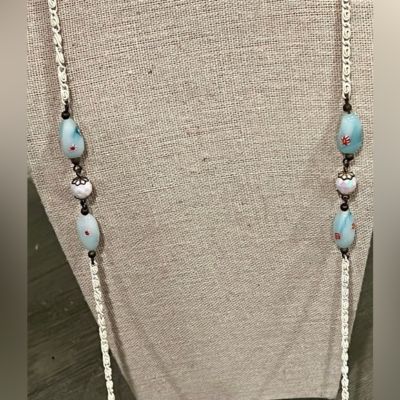 Vintage long white chain with blue long glass floral beads & AB white spacer - Picture 11 of 12